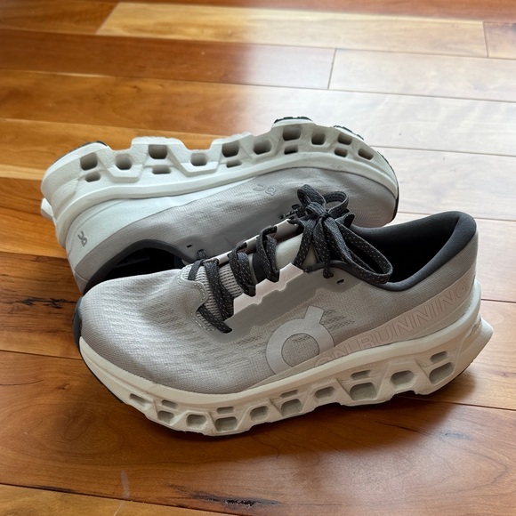 On Running Shoes - On Running Cloudmonster Running Shoes - Light Gray
